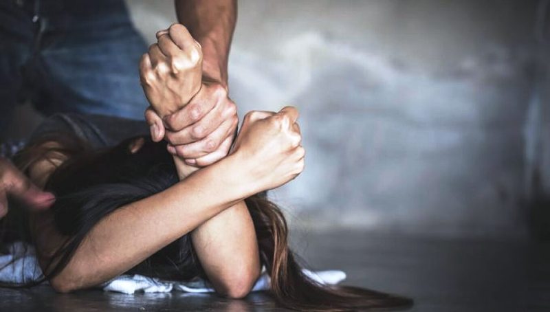 Άνδρας με τη βοήθεια του αδελφού του ξυλοκόπησε τη σύζυγό του και το 12χρονο παιδί του