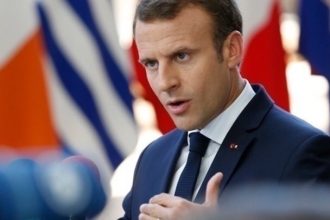 Ο Μακρόν απορρίπτει κάθε ενδεχόμενο να παραιτηθεί από την προεδρία