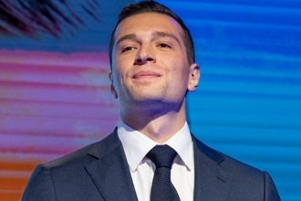 Γαλλία: Ο ηγέτης της ακροδεξιάς δηλώνει ότι χρειάζεται απόλυτη πλειοψηφία για να κυβερνήσει αποτελεσματικά