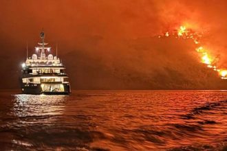 Ύδρα: Στη Βουλιαγμένη το σκάφος από όπου ασυνείδητοι φέρονται να έριξαν τα πυροτεχνήματα - Καταθέσεις παίρνουν οι Αρχές