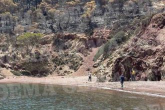 Πυρκαγιά στην Ύδρα: Εντοπίστηκαν ίχνη από κροτίδες στην παραλία
