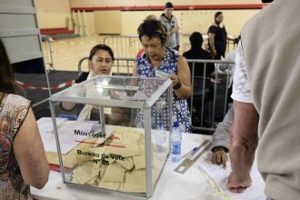 Γαλλία: Άνοιξαν οι κάλπες στον κρίσιμο δεύτερο γύρο των βουλευτικών εκλογών