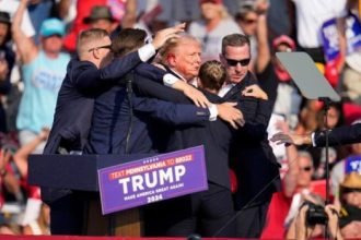 Παγκόσμιο σοκ από την απόπειρα δολοφονίας του Ντόναλντ Τραμπ - Βγήκε από το νοσοκομείο - Εικοσάχρονος από την Πενσιλβάνια ο δράστης - Η ανακοίνωση του FBI