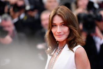 Carla Bruni: Ανέβασε νέο βίντεο από διακοπές στην Ελλάδα