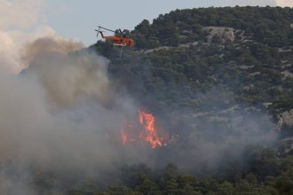 Ελικόπτερο της Πυροσβεστικής δέχθηκε επίθεση με πέτρες την ώρα της κατάσβεσης της φωτιάς στο Ηράκλειο - Είχε πάει να γεμίσει νερό