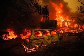 Καλιφόρνια: Χιλιάδες άνθρωποι εγκαταλείπουν τα σπίτια τους λόγω της μεγάλης πυρκαγιάς