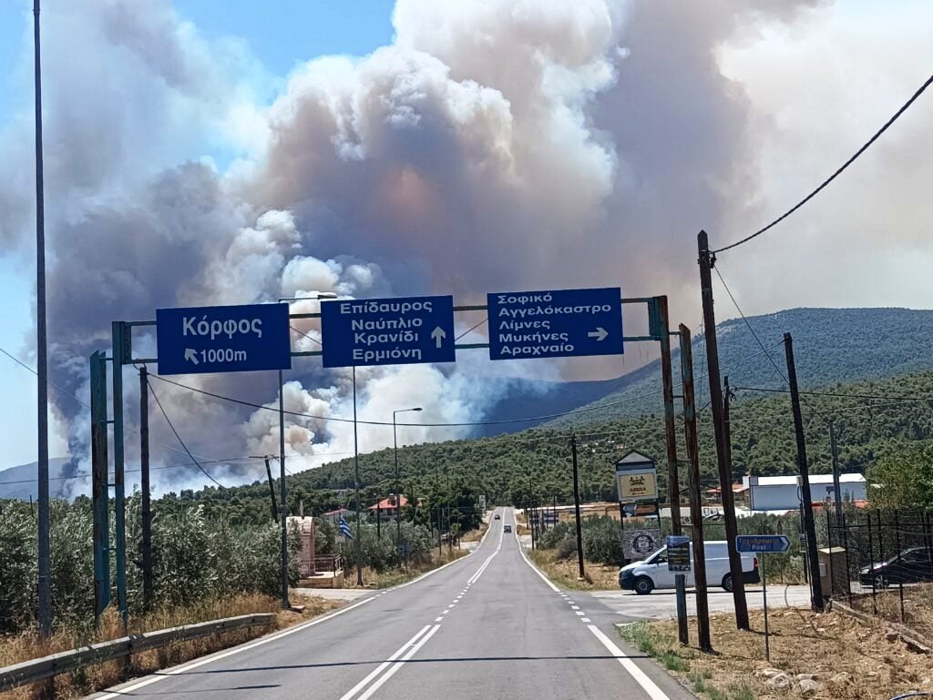 Μάχη με τις φλόγες στο Σοφικό Κορινθίας: Επιχειρούν ισχυρότατες δυνάμεις της Πυροσβεστικής - Βελτιωμένη η εικόνα