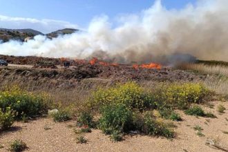 Φωτιά στο Λαύριο: Ήχησε το 112, ισχυρές επίγειες και εναέριες δυνάμεις στο σημείο