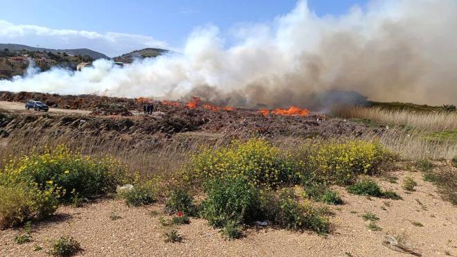 Φωτιά στο Λαύριο: Ήχησε το 112, ισχυρές επίγειες και εναέριες δυνάμεις στο σημείο
