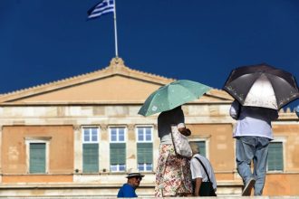 Σε ισχύ μέτρα προστασίας για τους δημόσιους υπαλλήλους λόγω καύσωνα - Επιστρέφει η τηλεργασία