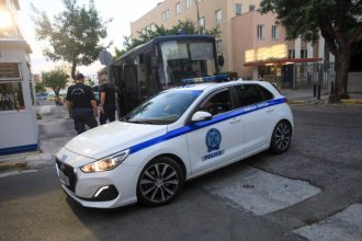 Kύκλωμα εκβιαστών: Δύο προφυλακιστέοι, έξι ελεύθεροι υπό όρους - Σήμερα απολογείται η "Νάνσυ" από την Πάτρα ΦΩΤΟ