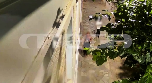 Βίντεο - σοκ από την επίθεση του «δράκου» της Ομόνοιας σε νεαρή κοπέλα που κλαίει και ουρλιάζει για να σωθεί