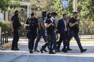 Δολοφονία τοπογράφου στο Ψυχικό: «Θα σε σκοτώσω και μετά θα αυτοκτονήσω» – Τα απειλητικά μηνύματα του 44χρονου συλληφθέντα στην πρώην σύντροφό του