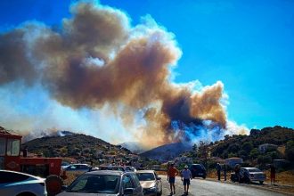 Μεγάλη φωτιά μαίνεται στην Εύβοια κοντά σε σπίτια - 24 εναέρια μέσα στη μάχη της κατάσβεσης και ένας εγκαυματίας πυροσβέστης