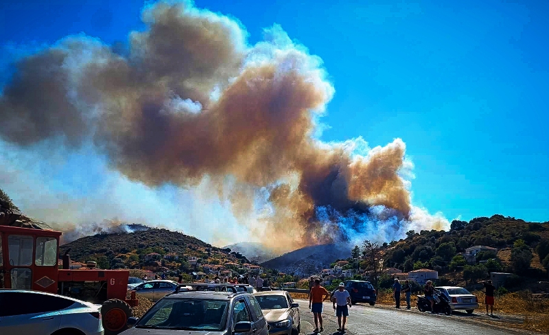 Μεγάλη φωτιά μαίνεται στην Εύβοια κοντά σε σπίτια - 24 εναέρια μέσα στη μάχη της κατάσβεσης και ένας εγκαυματίας πυροσβέστης