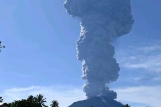 «Ξύπνησε» ηφαίστειο στον Ισημερινό - Εκτοξεύει τέφρα σε ύψος τριών χιλιομέτρων