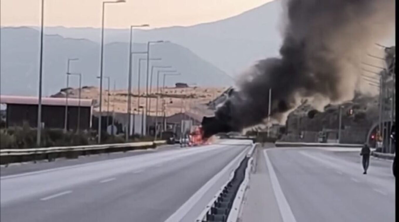 Φορτηγό τυλίχθηκε στις φλόγες στο 30ο χιλιόμετρο Ηγουμενίτσας-Ιωαννίνων
