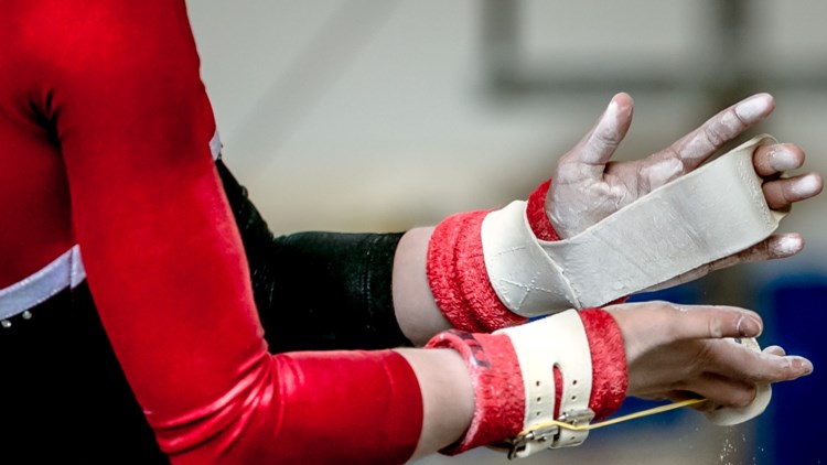 Σοκάρει η πρωταθλήτρια της ενόργανης για τον προπονητή της: «Με ξάπλωσε στο κρεβάτι και ανέβηκε πάνω μου»