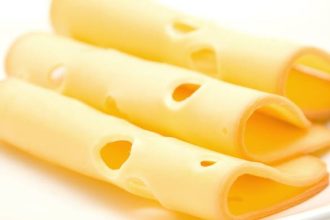 Απολύθηκε αστυνομικός που έκλεψε τυρί από φορτηγό που είχε εμπλακεί σε τροχαίο