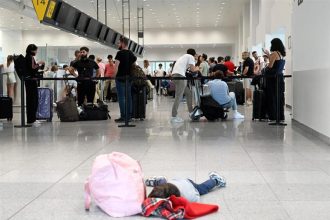 Αγώνας δρόμου για να επανέλθουν τα συστήματα μετά το ψηφιακό μπλακ άουτ - Συγγνώμη ζήτησε η εταιρεία Crowdstrike