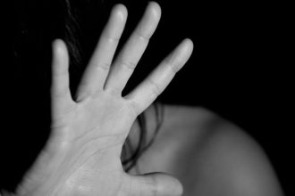 Μύκονος: Τη χτύπησε με τηγάνι στο κεφάλι, του απάντησε με γροθιές - Έβαλε panic button ο άντρας