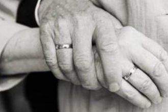 Χειροπέδες σε 42χρονο για ξυλοδαρμό του πατέρα του