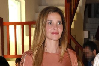Ana Beatriz Barros: Στη Μύκονο με rose gold φόρεμα