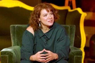 Ανδριάνα Μπάμπαλη: Έχω μεγαλώσει μέσα στο αυτοκίνητο, κοιμόμασταν εκεί ενώ οι γονείς μας έπιναν ούζα