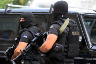 Στα δίχτυα της Αντιτρομοκρατικής η ομάδα των 7 για τις εμπρηστικές επιθέσεις σε ισραηλινούς στόχους