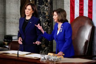 Η Πελόζι στηρίζει την υποψηφιότητα της Καμάλα Χάρις