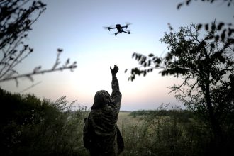 Ο Ζελένσκι ζητεί όπλα μεγάλου βεληνεκούς μετά τη νέα ρωσική επίθεση με drones στο Κίεβο
