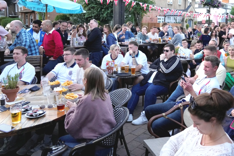 Η μετανάστευση τροφοδοτεί τη μεγαλύτερη αύξηση του πληθυσμού στο Ηνωμένο Βασίλειο εδώ και 75 χρόνια