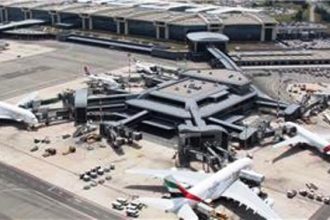 Σάλο έχει προκαλέσει η απόφαση να μετονομαστεί σε «Σίλβιο Μπερλουσκόνι» το μεγαλύτερο αεροδρόμιο του Μιλάνου