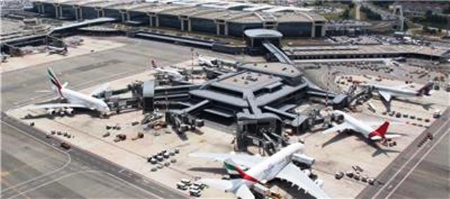 Σάλο έχει προκαλέσει η απόφαση να μετονομαστεί σε «Σίλβιο Μπερλουσκόνι» το μεγαλύτερο αεροδρόμιο του Μιλάνου