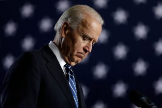 Mπάιντεν: Η δημοσκόπηση που τον έκανε να αποχωρήσει - Έχανε και στις 6 δύσκολες πολιτείες