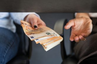 Πώς αποκαλύφθηκε η εγκληματική δράση υπαλλήλων Εταιρείας Ακινήτων Δημοσίου – Η επίθεση με σφυρί σε 47χρονο και τα διαφυγόντα κέρδη των 400.000 ευρώ