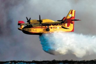 Μαίνεται η φωτιά στο όρος Πάικο – Στη μάχη και εναέρια μέσα