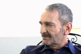 Κωνσταντίνος Δέδες για Κασσελάκη: «Μπορώ να θυμηθώ το όνομα του σκύλου του ή του συζύγου του, αλλά όχι τα μέτρα που έχει εξαγγείλει»