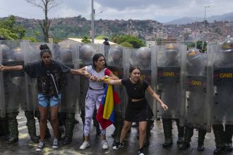 Βενεζουέλα: Τουλάχιστον ένας νεκρός στις διαδηλώσεις εναντίον της επανεκλογής του προέδρου Μαδούρο