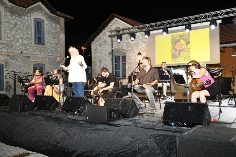 H Πάτρα τίμησε τον βιρτουόζο του μπαγλαμά και γνήσιο ερμηνευτή του ρεμπέτικου τραγουδιού Κώστα Τσιατά (ΦΩΤΟ)