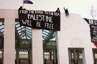 Αυστραλία: Διαδηλωτές κρέμασαν πανό υπέρ της Παλαιστίνης στην οροφή του κοινοβουλίου