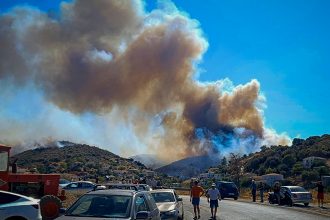 Συνεχίζεται η μάχη με τις φλόγες στην Εύβοια