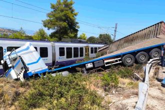 Χαλκίδα: Δύο παιδιά και ένας ενήλικας στο νοσοκομείο από τη σύγκρουση τρένου με φορτηγό - ΝΕΟΤΕΡΑ (ΦΩΤΟ)