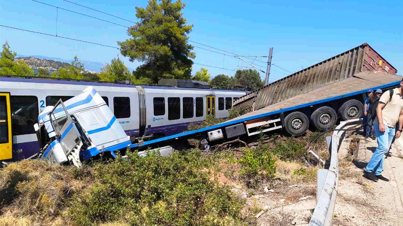 Χαλκίδα: Δύο παιδιά και ένας ενήλικας στο νοσοκομείο από τη σύγκρουση τρένου με φορτηγό - ΝΕΟΤΕΡΑ (ΦΩΤΟ)