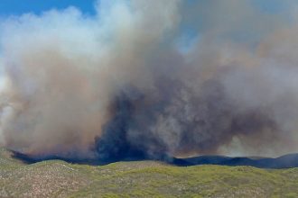 Φωτιά στην Εύβοια: Εκκενώνονται 4 οικισμοί – «Κρίσιμη η κατάσταση, κοντά στα σπίτια οι φλόγες»
