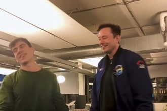 Ο Έλον Μασκ επικροτεί τον Φειδία Παναγιώτου κι εκείνος πανηγυρίζει... στο κρεβάτι του - Δείτε βίντεο