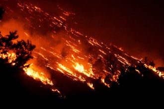 Στην Κορινθία για τη μεγάλη φωτιά ο Βασίλης Κικίλιας - Δύσκολη νύχτα σε πύρινο κλοιό χωρίς εναέρια μέσα