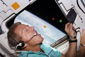 Τα φαγητά που απαγορεύεται να τρώνε οι αστροναύτες στο διάστημα – και γιατί