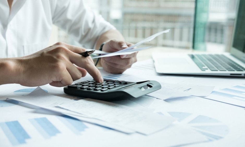 Ελεύθεροι επαγγελματίες – POS: Παράταση για την απόσυρση των ταμειακών μηχανών