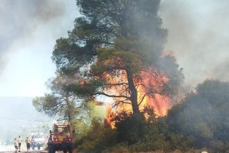 Η φωτιά στο Σοφικό Κορινθίας καίει ανεξέλεγκτη: Επιχειρούν 22 εναέρια μέσα
